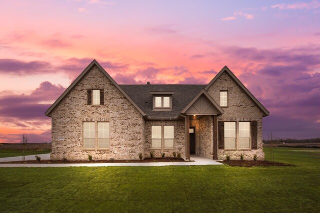 craftsman-style house featuring a front lawn