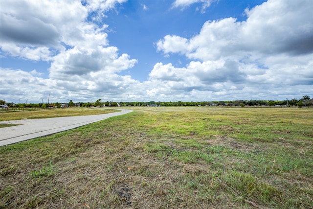 view of yard featuring a rural view