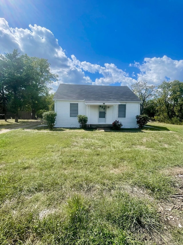 single story home with a front lawn