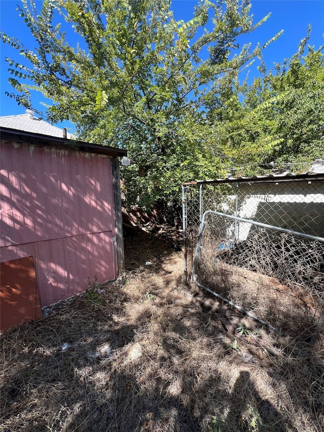 view of yard featuring a storage unit