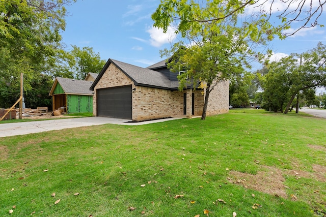 view of front of property featuring a front lawn and a garage