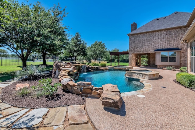 view of pool featuring an in ground hot tub and pool water feature