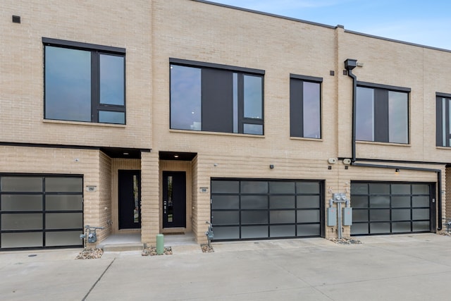 view of front of property featuring a garage