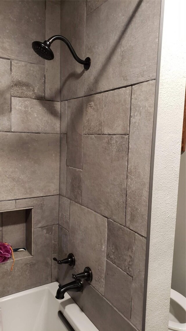 room details with tiled shower / bath