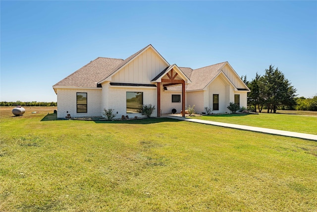 view of front of house featuring a front yard