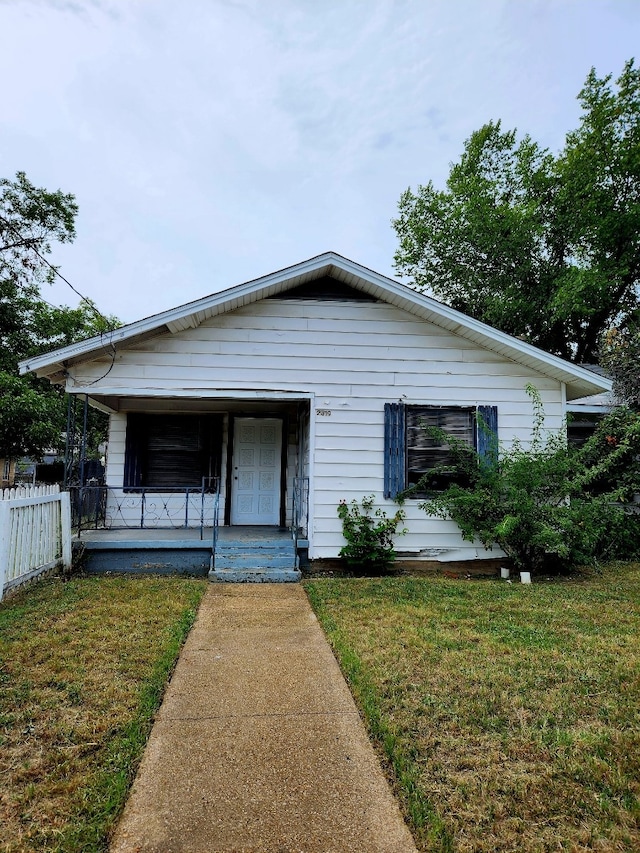 view of front of property with a front yard