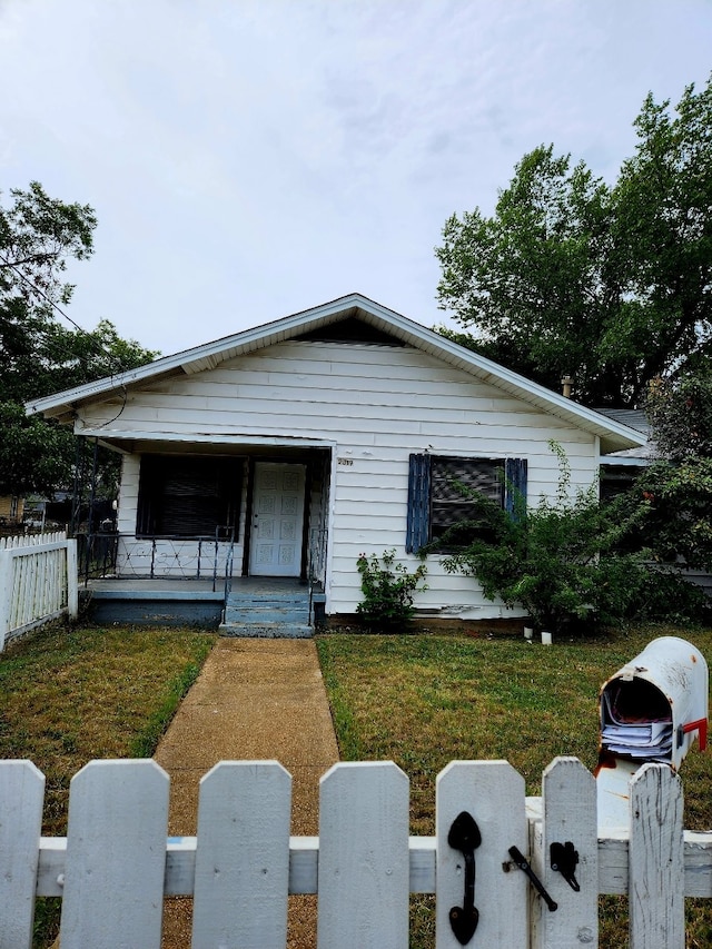 view of front of property featuring a porch and a front lawn