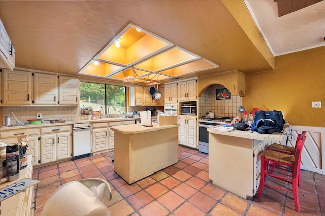 kitchen featuring stainless steel range, backsplash, light tile patterned floors, a kitchen breakfast bar, and a center island