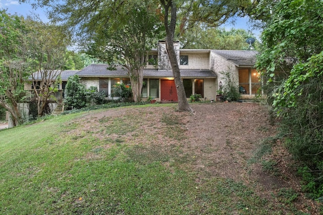 view of front of house featuring a front lawn