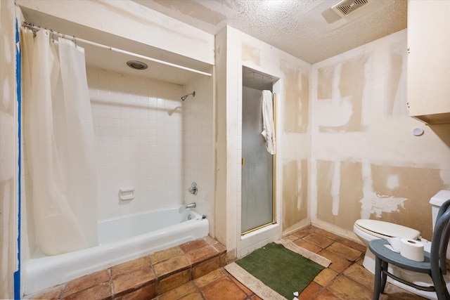 bathroom featuring toilet, shower / tub combo, and a textured ceiling