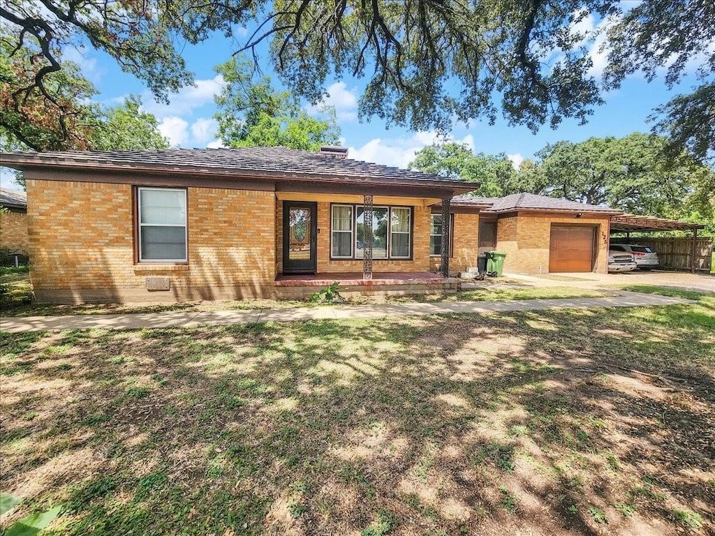 single story home with a carport