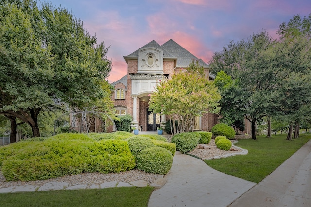 view of front facade with a lawn