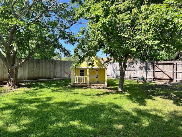 view of yard featuring an outdoor structure