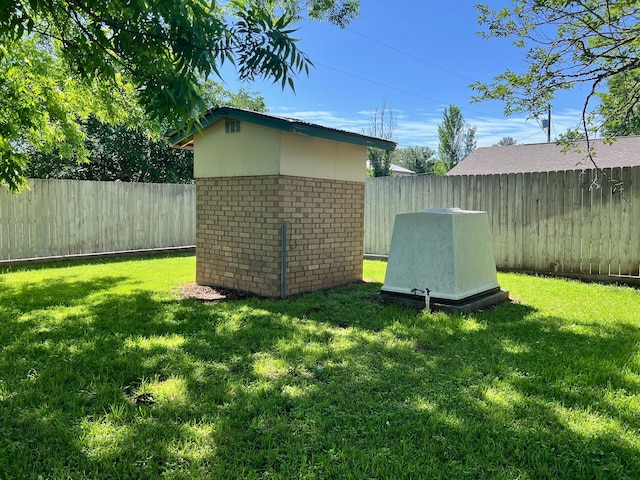 view of yard with a shed