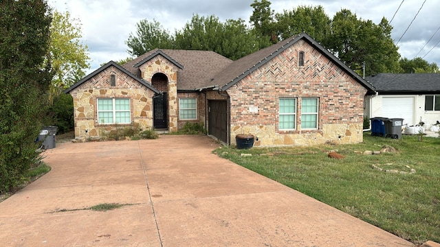 view of front facade featuring a front yard