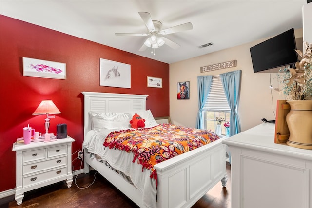 bedroom with ceiling fan