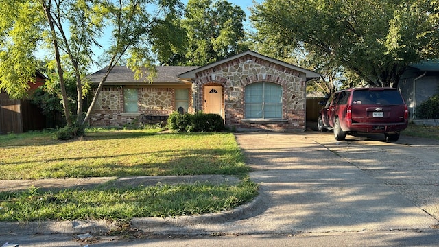 view of front of property featuring a front lawn