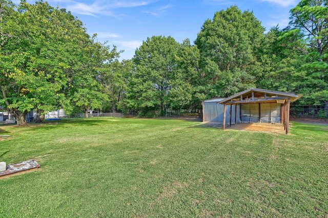 view of yard featuring an outbuilding