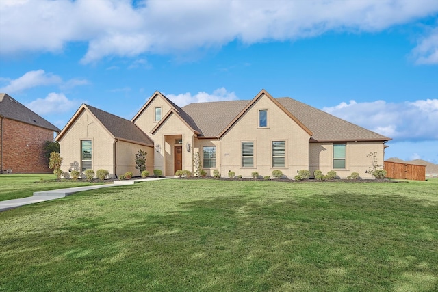 view of front facade featuring a front lawn