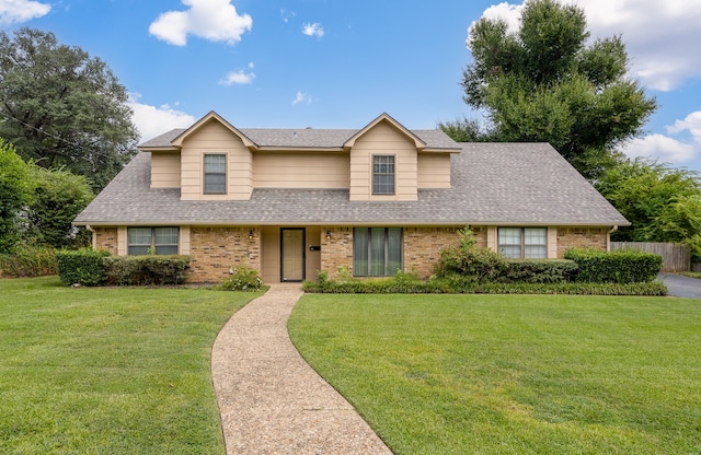 view of front of property featuring a front lawn