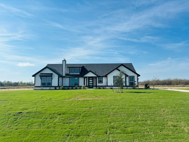 view of front of house featuring a front yard