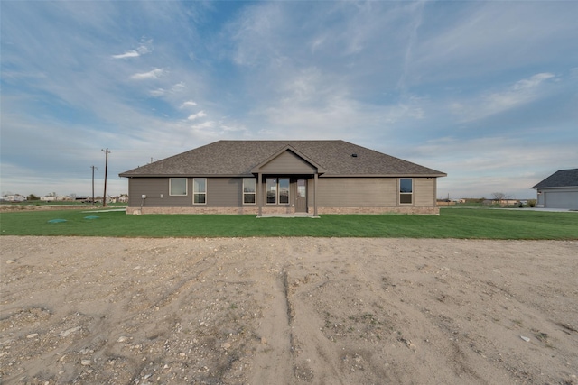 view of front facade with a front yard