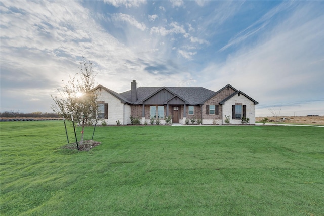 view of front of home featuring a front lawn