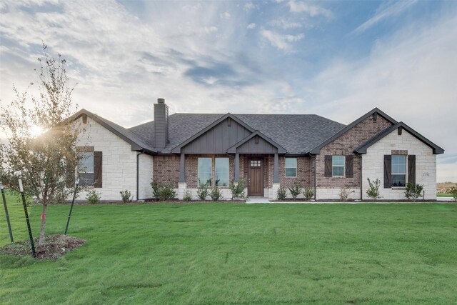 view of front of home featuring a front lawn