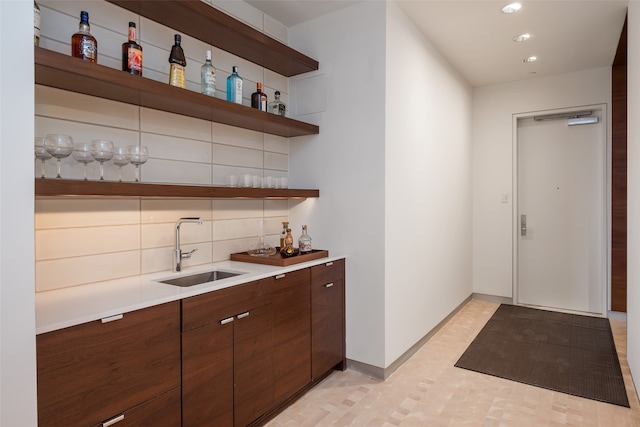 bar with sink and decorative backsplash