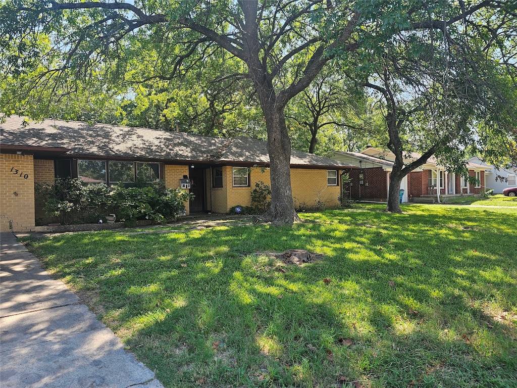 ranch-style house with a front yard