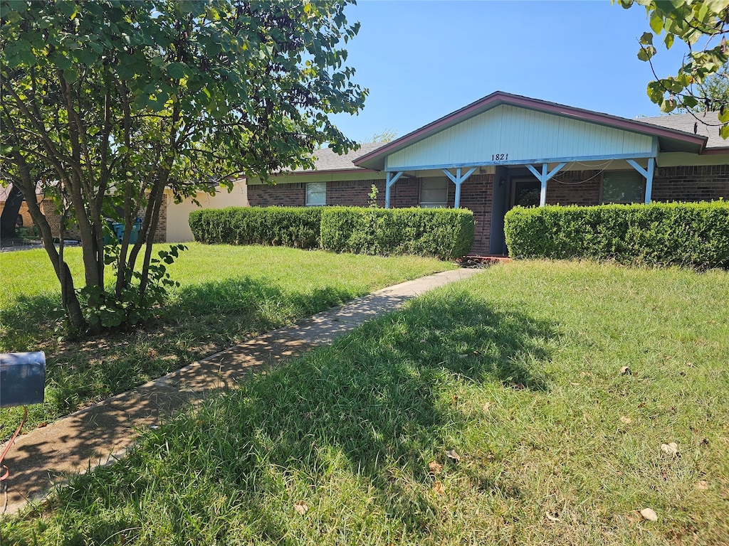 view of front of property with a front yard