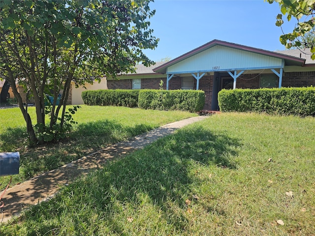 view of front of property with a front yard