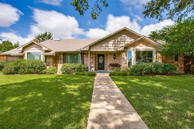 view of front facade featuring a front yard