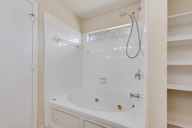 bathroom featuring tiled shower / bath combo