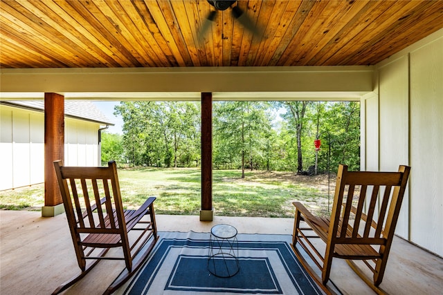 sunroom featuring ceiling fan