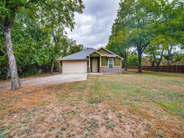 view of front of house featuring a front lawn