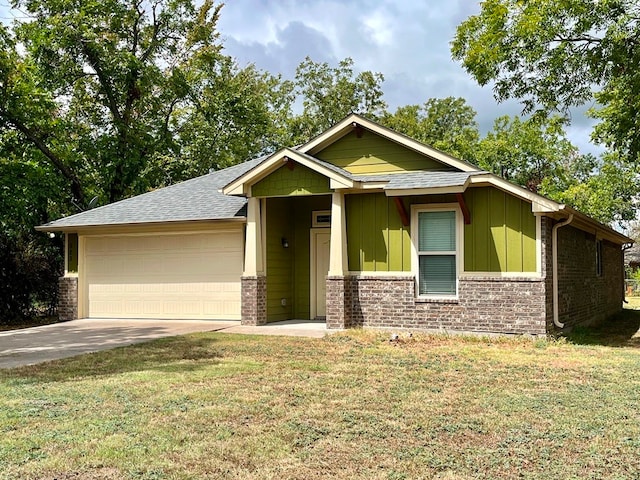 view of front of house featuring a garage and a front yard