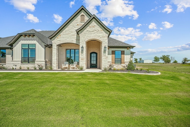 view of front facade featuring a front lawn