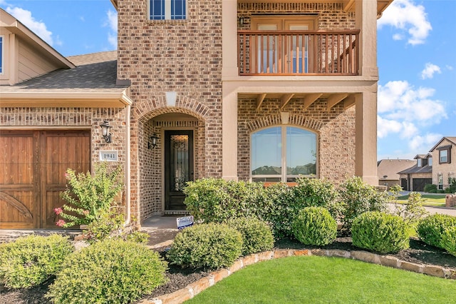 entrance to property featuring a balcony