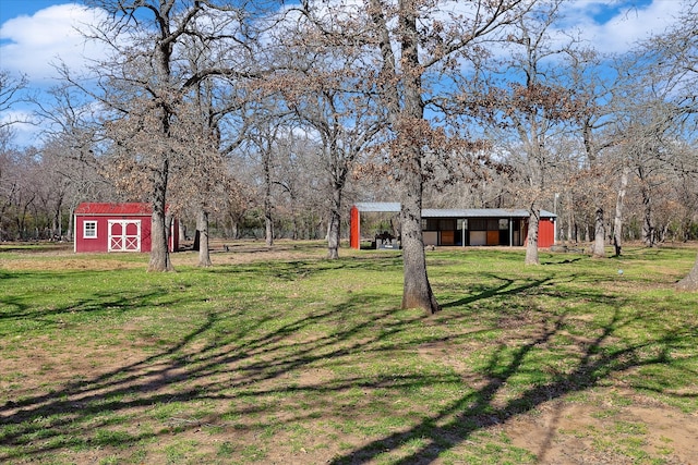 view of yard with an outdoor structure