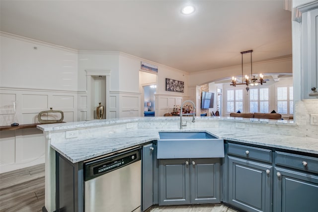 kitchen featuring crown molding, light hardwood / wood-style flooring, dishwasher, an inviting chandelier, and sink