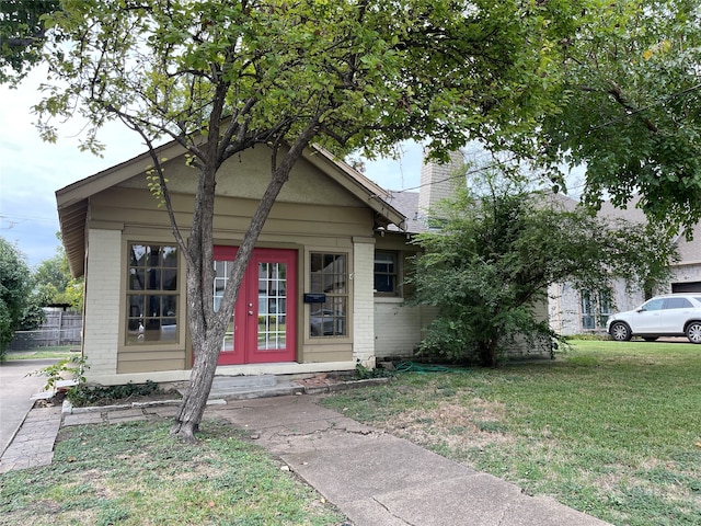 bungalow-style house featuring a front yard