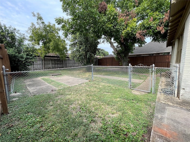 view of yard featuring a storage unit