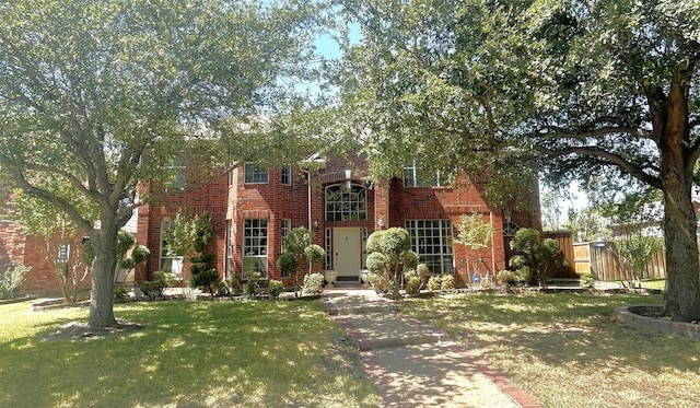 view of front facade featuring a front lawn