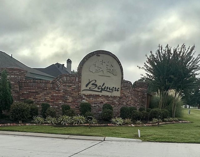 community sign featuring a lawn