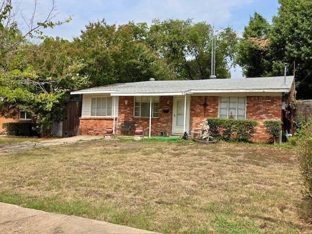 single story home with a front lawn