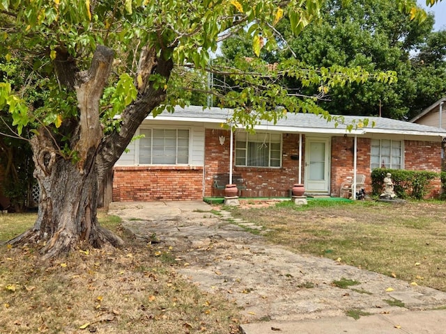 view of front of home featuring a porch and a front yard