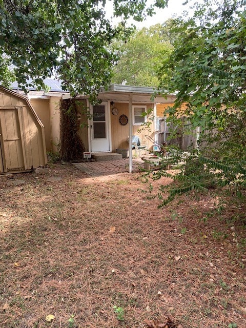 view of yard featuring a shed