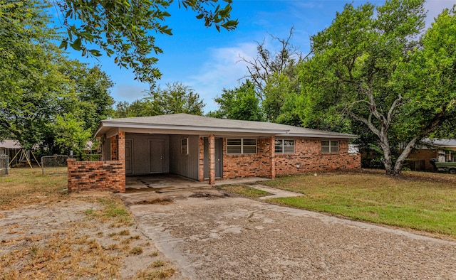 view of front facade featuring a front lawn and a carport