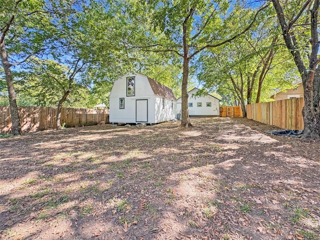 view of yard featuring a storage shed